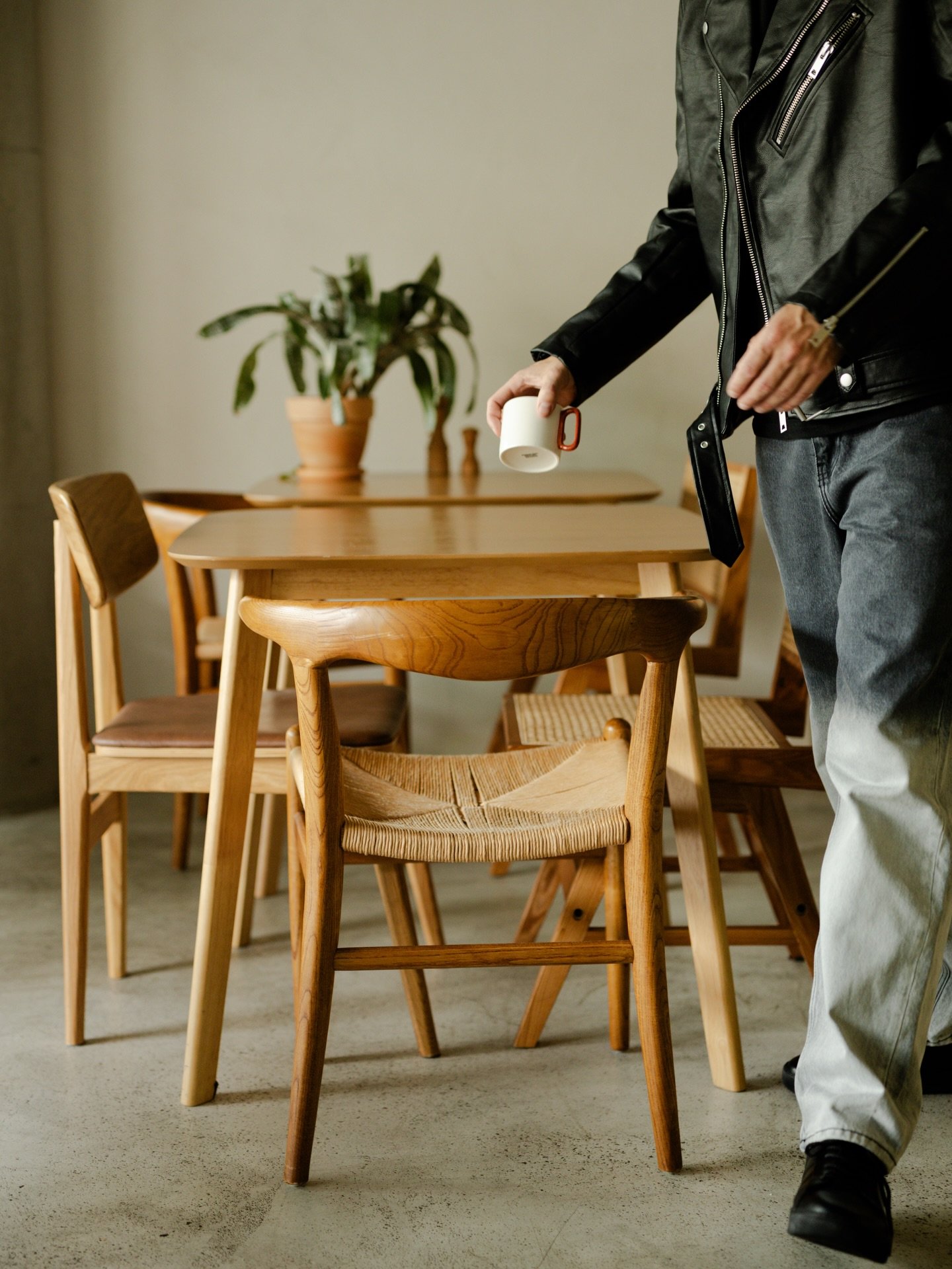 Wnętrze Całego Gawła — ciepłe drewno i beton